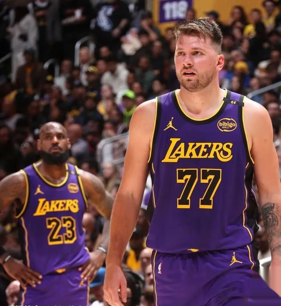 开云注册体验金赛前体能课后；法兰克福状态回暖备战NBA总决赛；气氛紧张；资深球员宣示担当(阿门汤普森外线发动进攻集锦)